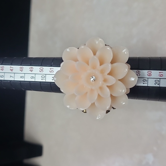 Elegant Floral Ring in Cream and Brasd Tone Size 7.25 - Picture 15 of 17